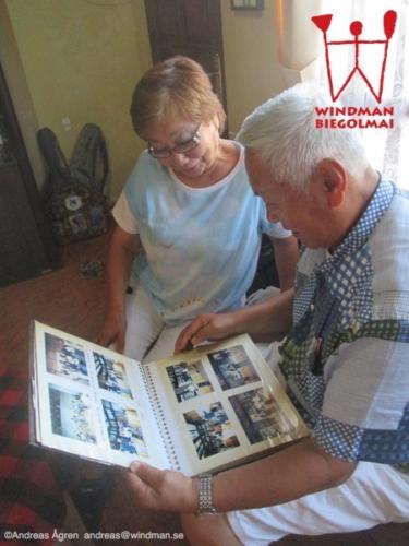 Sachiko and Masaaki Modegi looking at picture album from Nyomans visit in Tokyo 1997